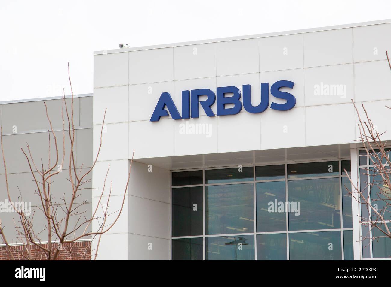 Wichita, Kansas, USA - 22 marzo 2022: Primo piano del cartello Airbus sull'edificio. Airbus se è una società aerospaziale europea. Foto Stock