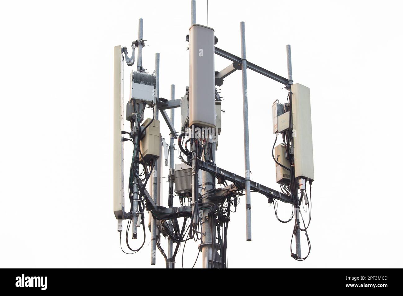 Antenna a pannello installata su montanti in acciaio in edifici alti della città Foto Stock