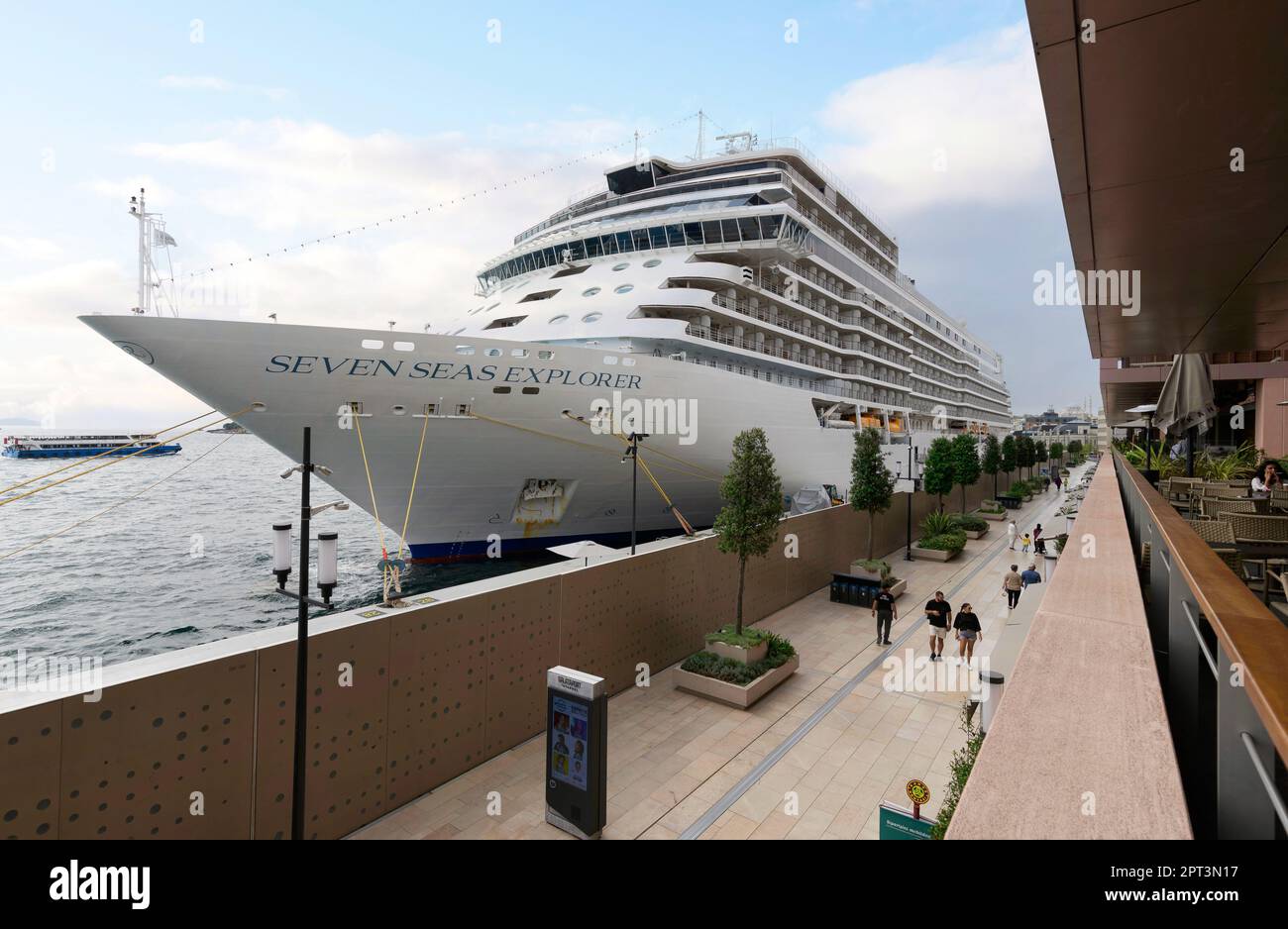 Istanbul, Turchia - 31 agosto 2022: Seven Seas Explorer, grande nave da crociera ormeggiata al terminal di Galatport, uno sviluppo a uso misto situato lungo Sho Foto Stock