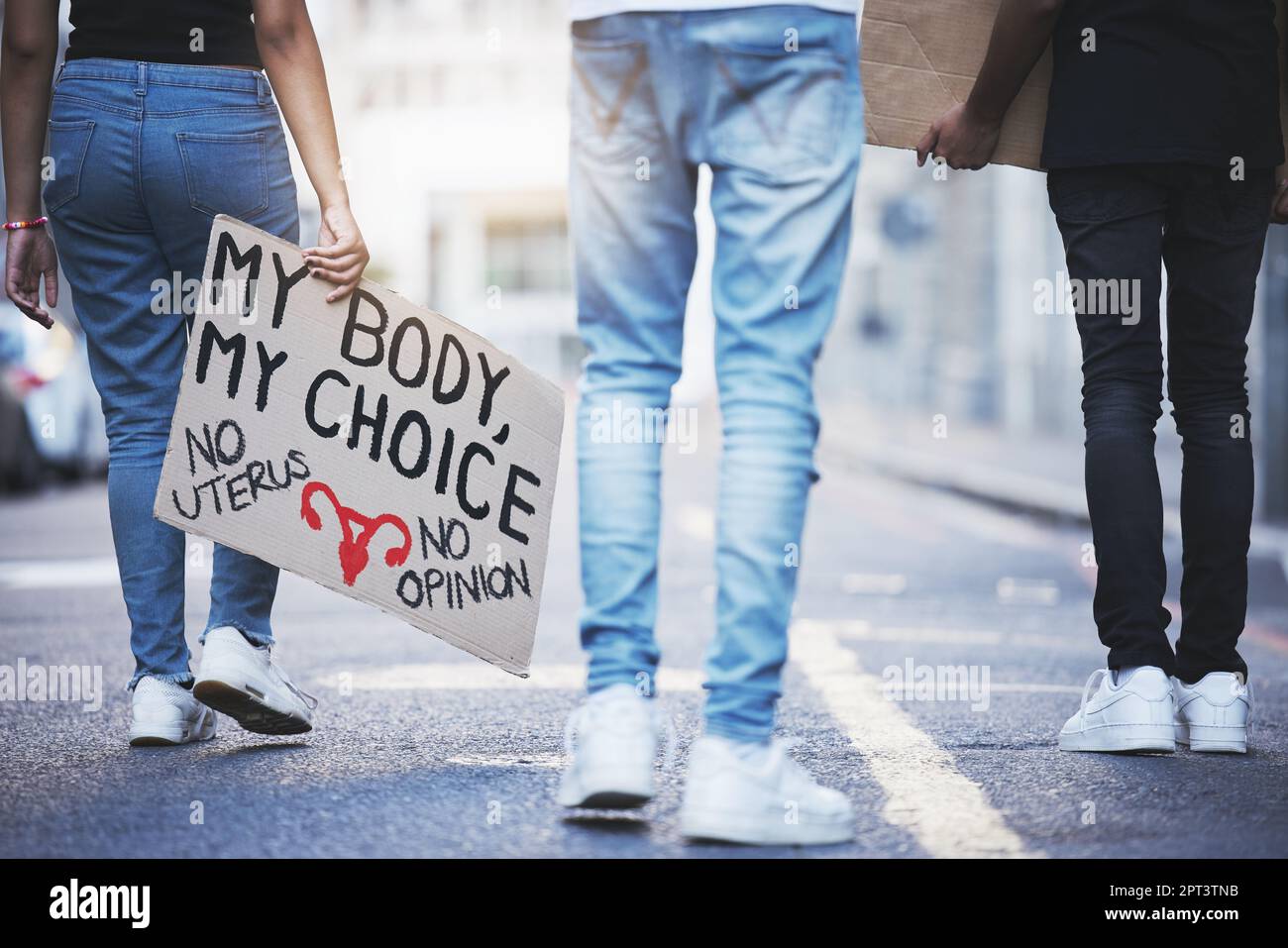 Body sign, la protesta contro l'aborto e le persone che camminano per la giustizia legale, la libertà di scelta e il sostegno alla legge in città. Donna e uomo a corte suprema per ac Foto Stock