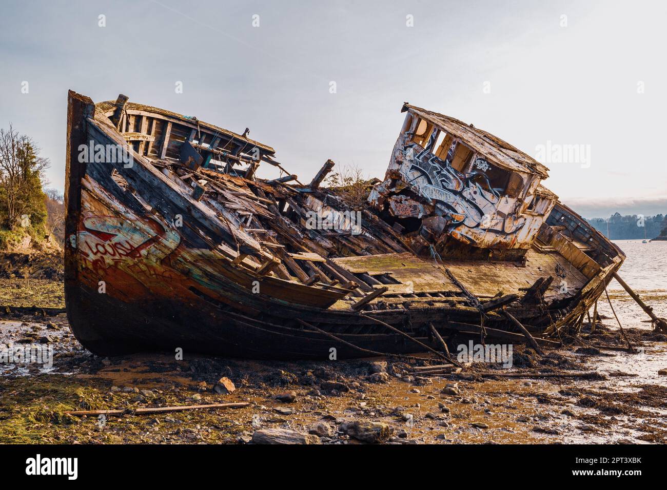 Relitto di un peschereccio in legno abbandonato, Saint-Malo, Francia Foto Stock
