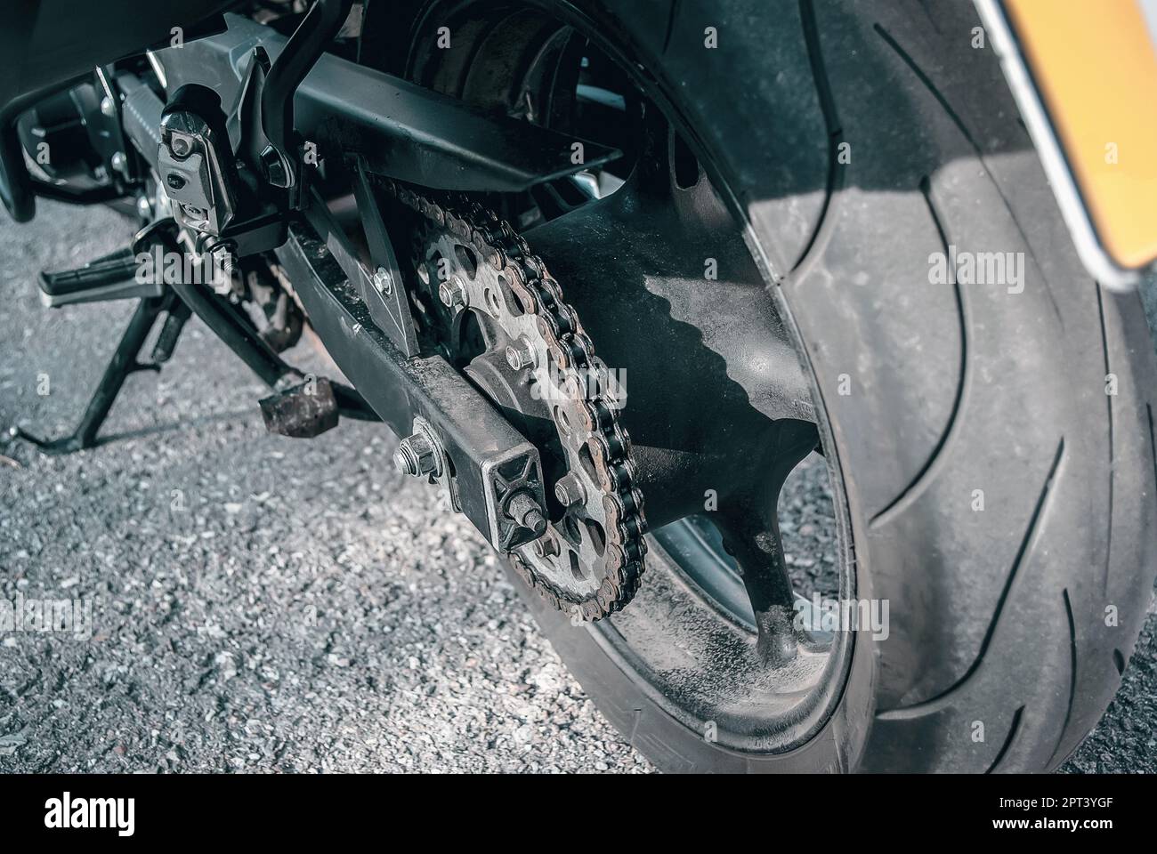 Ruota posteriore della motocicletta. Ingranaggio catena, pignone sulla ruota del motociclo Foto Stock