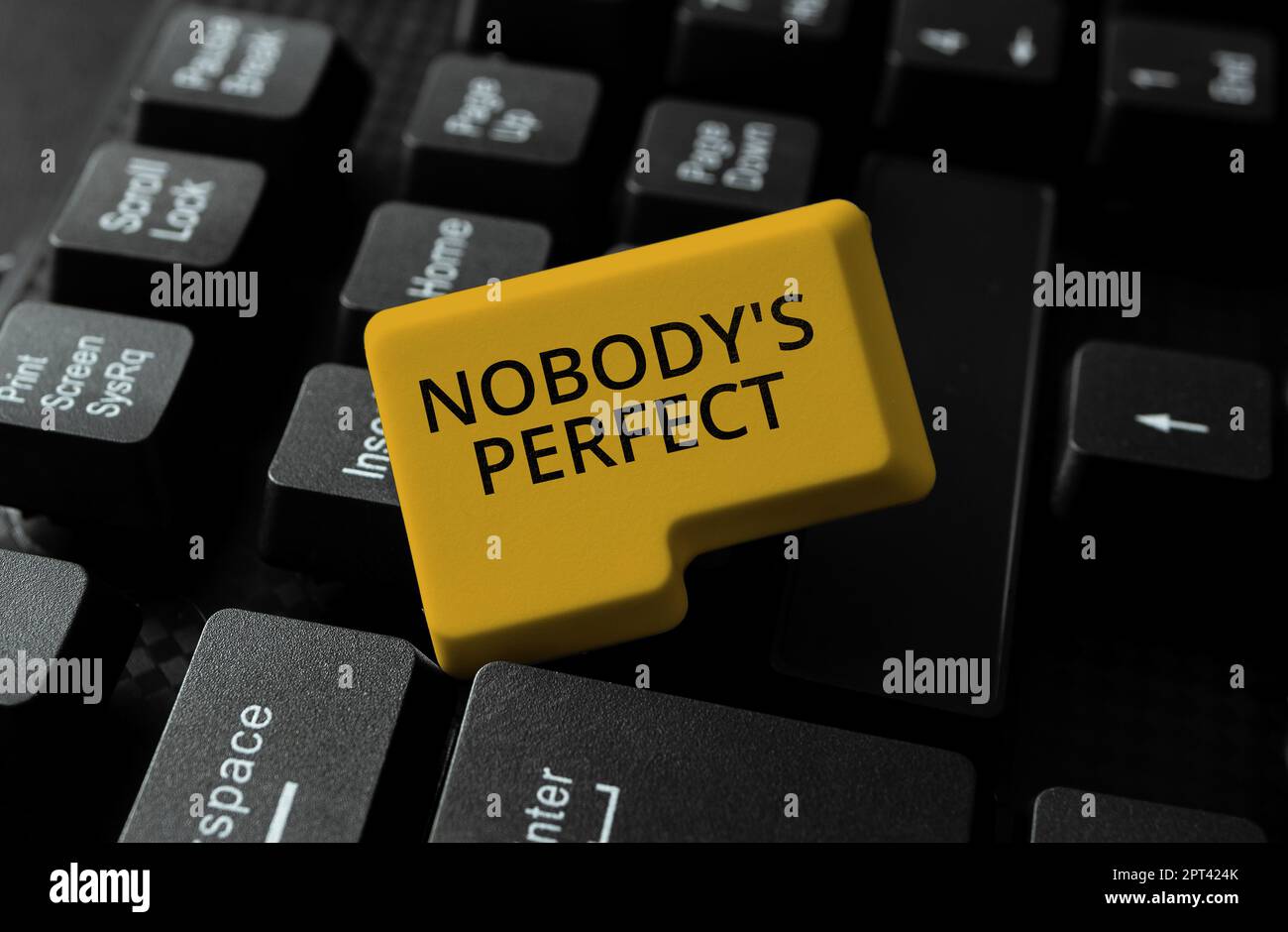 Scrittura a mano segno nessuno S è perfetto, Word scritto usato per dire che tutti fanno errori o difetti astratto Programmatore digitando codici antivirus, R Foto Stock