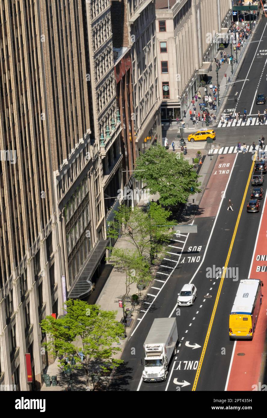 Traffico sulla 34th St. Nel centro di Manhattan visto da un alto edificio, 2023, New York City, Stati Uniti Foto Stock