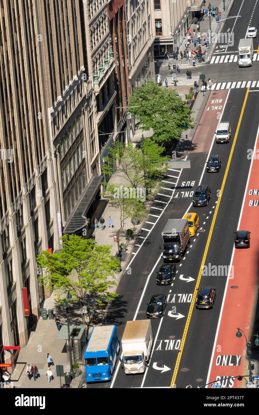 Traffico sulla 34th St. Nel centro di Manhattan visto da un alto edificio, 2023, New York City, Stati Uniti Foto Stock