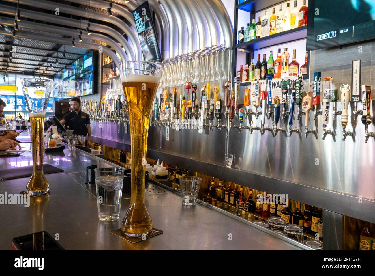 Yard House è un enorme bar sportivo che propone centinaia di birre alla spina, situato a Times Square, 2023, New York City, USA Foto Stock