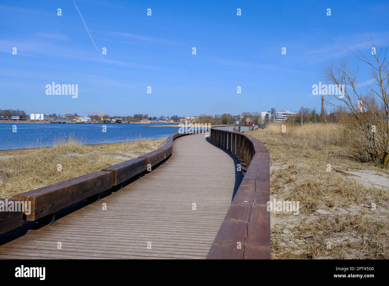 Parnu passeggiata in legno lungo il fiume. Nuove infrastrutture moderne per il tempo libero Foto Stock