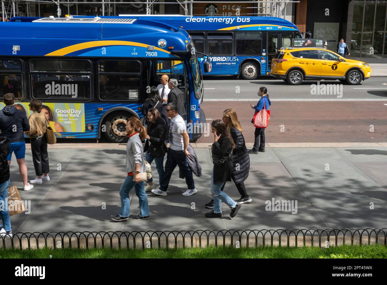 Gli autobus a energia pulita di New York City sulla Fifth Avenue sono alimentati da gas naturale compresso, 2023, Stati Uniti Foto Stock