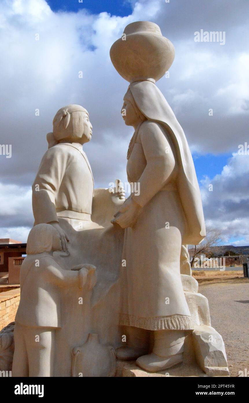 Statua all'esterno del Centro Culturale Sky City ad Acoma, New Mexico Foto Stock