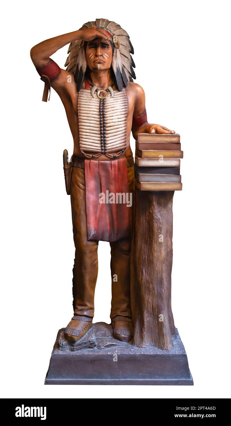 Statua di legno isolato Vintage (e controversa) "Cigar Store Indian" (nativo americano) per un negozio di tabacco Foto Stock Statua di legno isolato Vintage (e controversa) "Cigar Store Indian" (nativo americano) per un negozio di tabacco Foto Stock