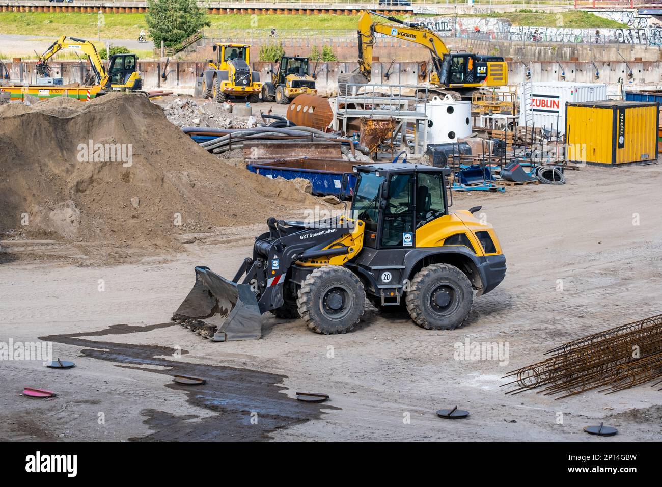 Amburgo, Germania - 07 05 2022:cantiere di costruzione ad Amburgo con una pala gommata in primo piano e varie macchine da costruzione in background Foto Stock