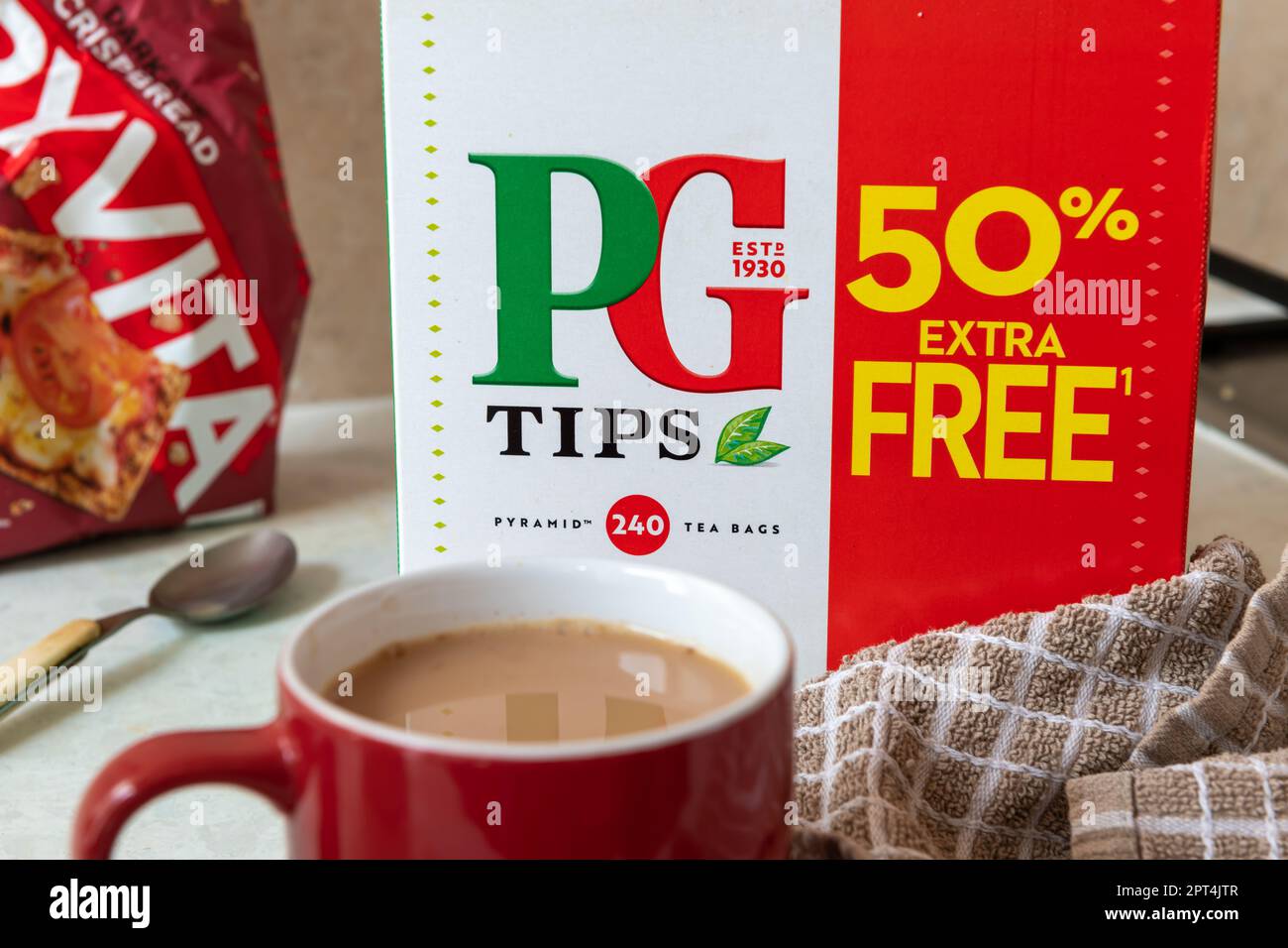 Londra. UK- 04.19.2023. Una scatola di jumbo di sacchetti da tè PG Tips con una tazza di tè al latte. Foto Stock