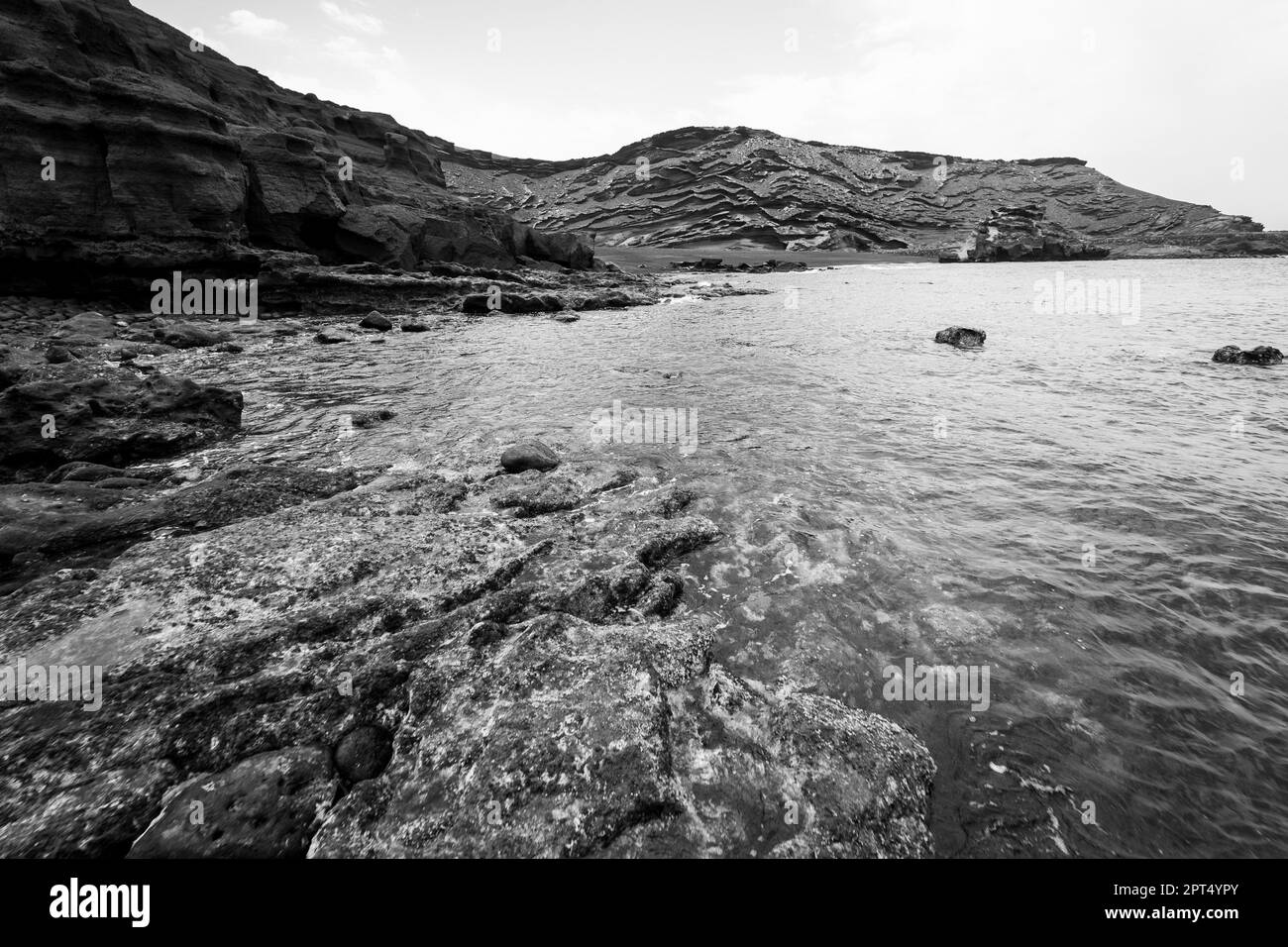 Vista sulla costa e sull'Oceano Atlantico. Lanzarote. Isole Canarie. Spagna. Bianco e nero. Foto Stock