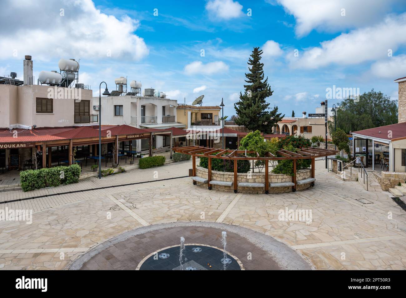 Tala, distretto di Paphos, Cipro - 27 marzo 2023 - Vista ad angolo alto sulla piazza del villaggio e la fontana Foto Stock