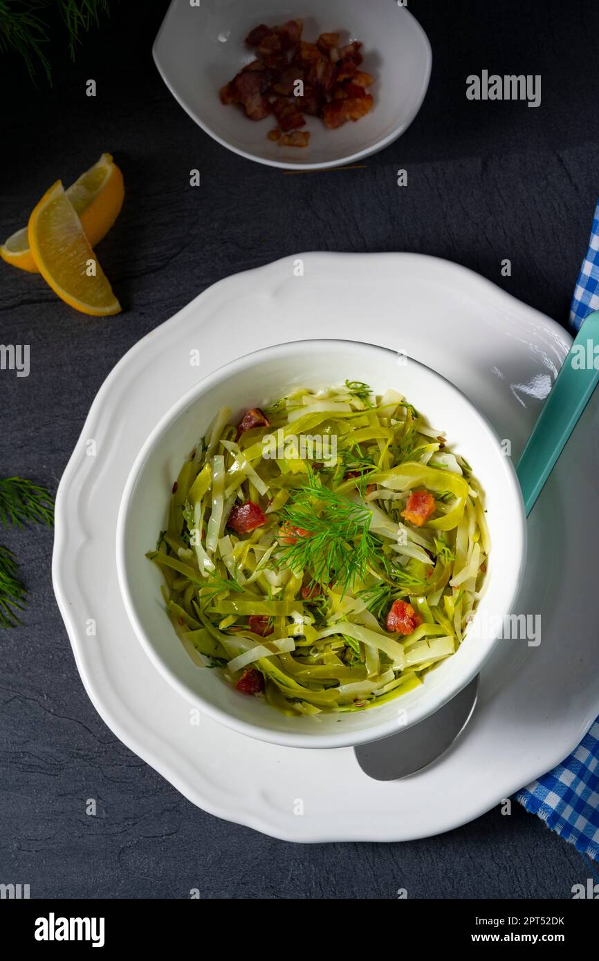 Cavolo bianco con aneto e pancetta a dadini Foto Stock