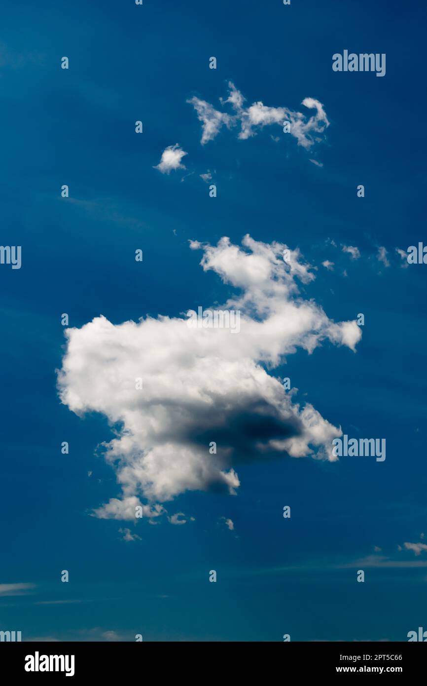 Nuvole bianche su un cielo blu Foto Stock