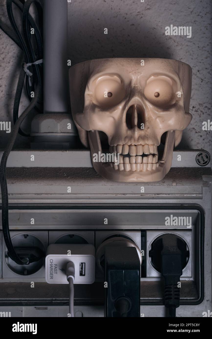 Cranio sopra le spine elettriche Foto Stock