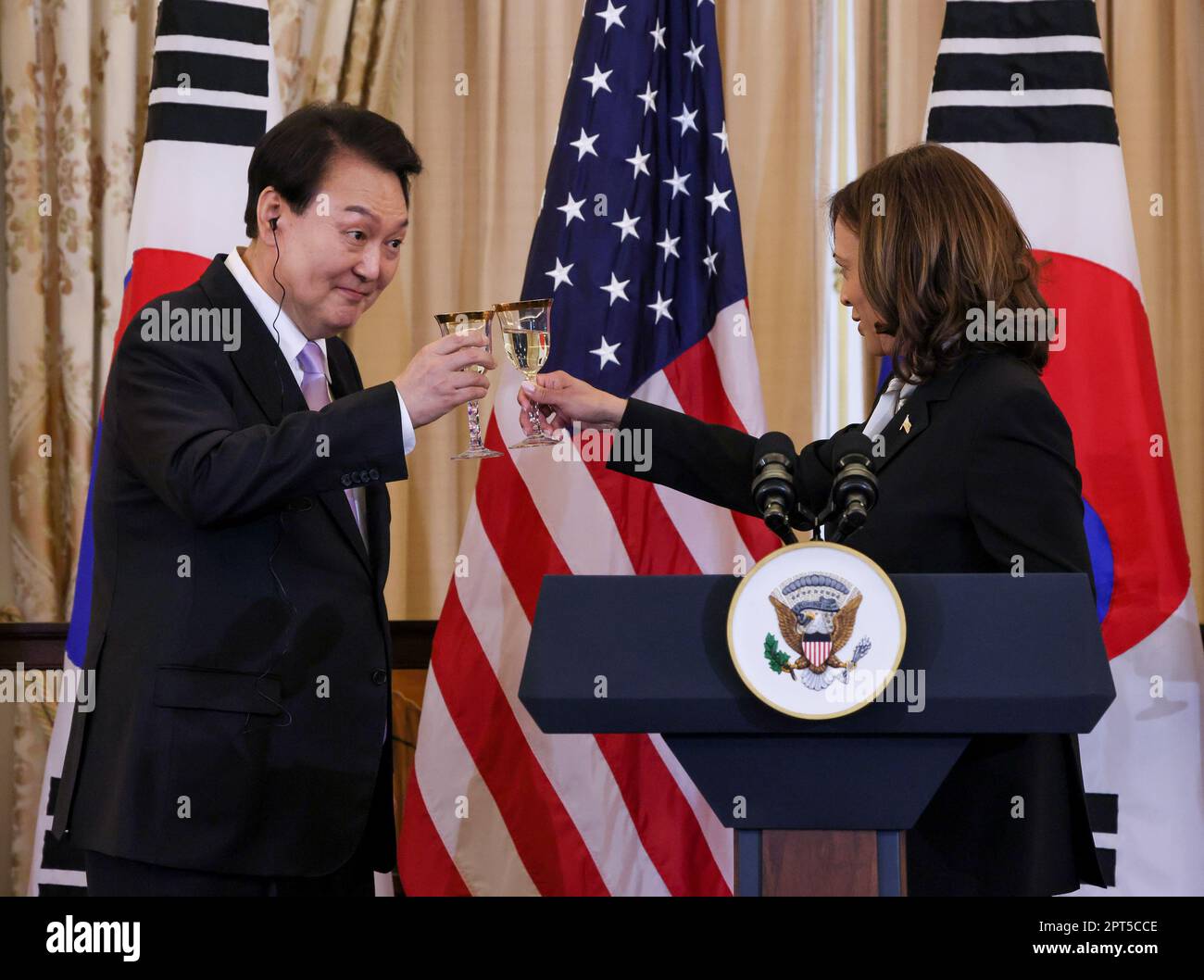 Washington, DC, Stati Uniti. 27th Apr, 2023. Il Vice Presidente Kamala Harris alza il bicchiere per brindare il Presidente sudcoreano Yoon Suk Yeol durante un pranzo di stato presso il Dipartimento di Stato il 27 aprile 2023 a Washington, DC. Photo by Jemal Countess/UPI Credit: UPI/Alamy Live News Foto Stock