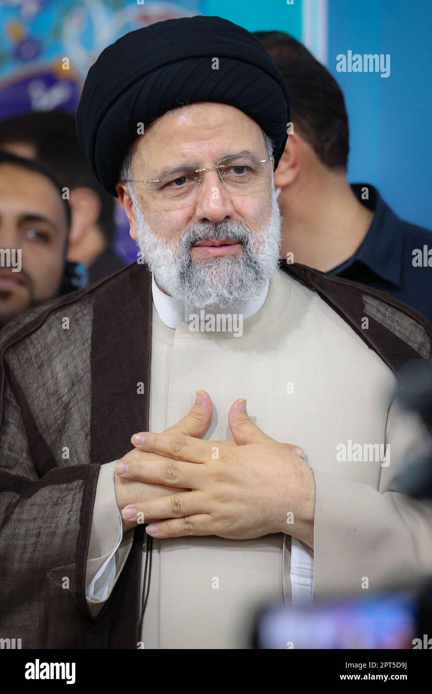 Andimeshk, Khuzestan, Iran. 27th Apr, 2023. Il presidente iraniano EBRAHIM RAISI parla tra la gente di Andimhisk City. Sottolineando che oggi il governo sta cercando di neutralizzare e rimuovere sanzioni su due fronti con l'aiuto della popolazione, ha aggiunto, ''il governo, con l'aiuto di voi popolo, non permetterà il minimo rallentamento del movimento del paese verso l'indipendenza economica, la produzione, gli investimenti, e il progresso economico. (Credit Image: © Iranian Presidency via ZUMA Press Wire) SOLO PER USO EDITORIALE! Non per USO commerciale! Foto Stock