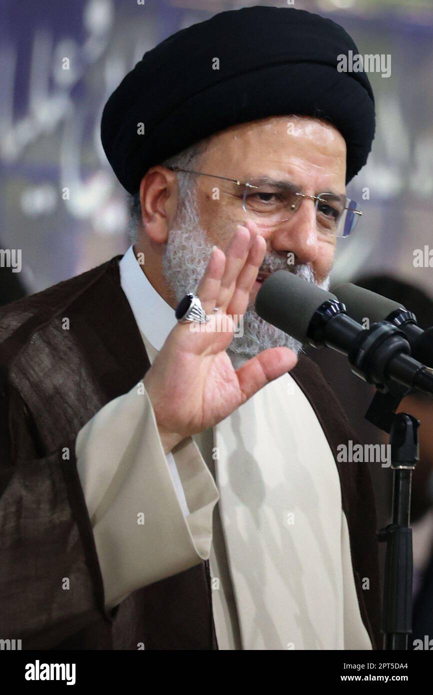 Andimeshk, Khuzestan, Iran. 27th Apr, 2023. Il presidente iraniano EBRAHIM RAISI parla tra la gente di Andimhisk City. Sottolineando che oggi il governo sta cercando di neutralizzare e rimuovere sanzioni su due fronti con l'aiuto della popolazione, ha aggiunto, ''il governo, con l'aiuto di voi popolo, non permetterà il minimo rallentamento del movimento del paese verso l'indipendenza economica, la produzione, gli investimenti, e il progresso economico. (Credit Image: © Iranian Presidency via ZUMA Press Wire) SOLO PER USO EDITORIALE! Non per USO commerciale! Foto Stock