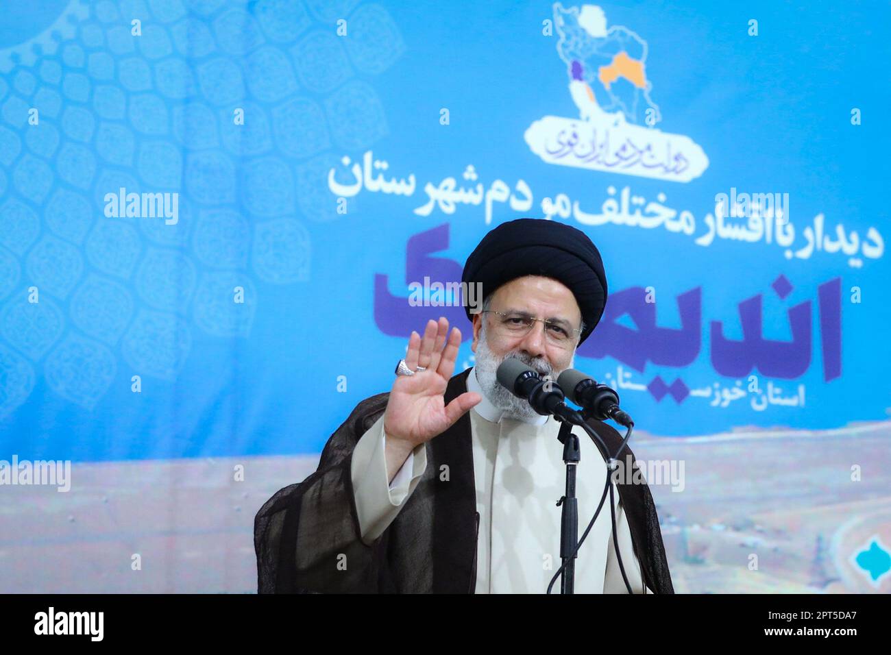 Andimeshk, Khuzestan, Iran. 27th Apr, 2023. Il presidente iraniano EBRAHIM RAISI parla tra la gente di Andimhisk City. Sottolineando che oggi il governo sta cercando di neutralizzare e rimuovere sanzioni su due fronti con l'aiuto della popolazione, ha aggiunto, ''il governo, con l'aiuto di voi popolo, non permetterà il minimo rallentamento del movimento del paese verso l'indipendenza economica, la produzione, gli investimenti, e il progresso economico. (Credit Image: © Iranian Presidency via ZUMA Press Wire) SOLO PER USO EDITORIALE! Non per USO commerciale! Foto Stock