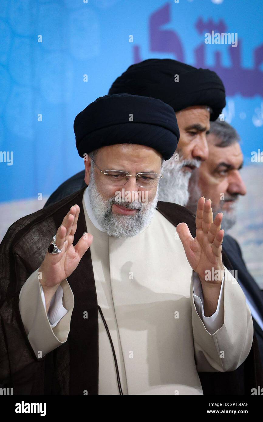Andimeshk, Khuzestan, Iran. 27th Apr, 2023. Il presidente iraniano EBRAHIM RAISI parla tra la gente di Andimhisk City. Sottolineando che oggi il governo sta cercando di neutralizzare e rimuovere sanzioni su due fronti con l'aiuto della popolazione, ha aggiunto, ''il governo, con l'aiuto di voi popolo, non permetterà il minimo rallentamento del movimento del paese verso l'indipendenza economica, la produzione, gli investimenti, e il progresso economico. (Credit Image: © Iranian Presidency via ZUMA Press Wire) SOLO PER USO EDITORIALE! Non per USO commerciale! Foto Stock
