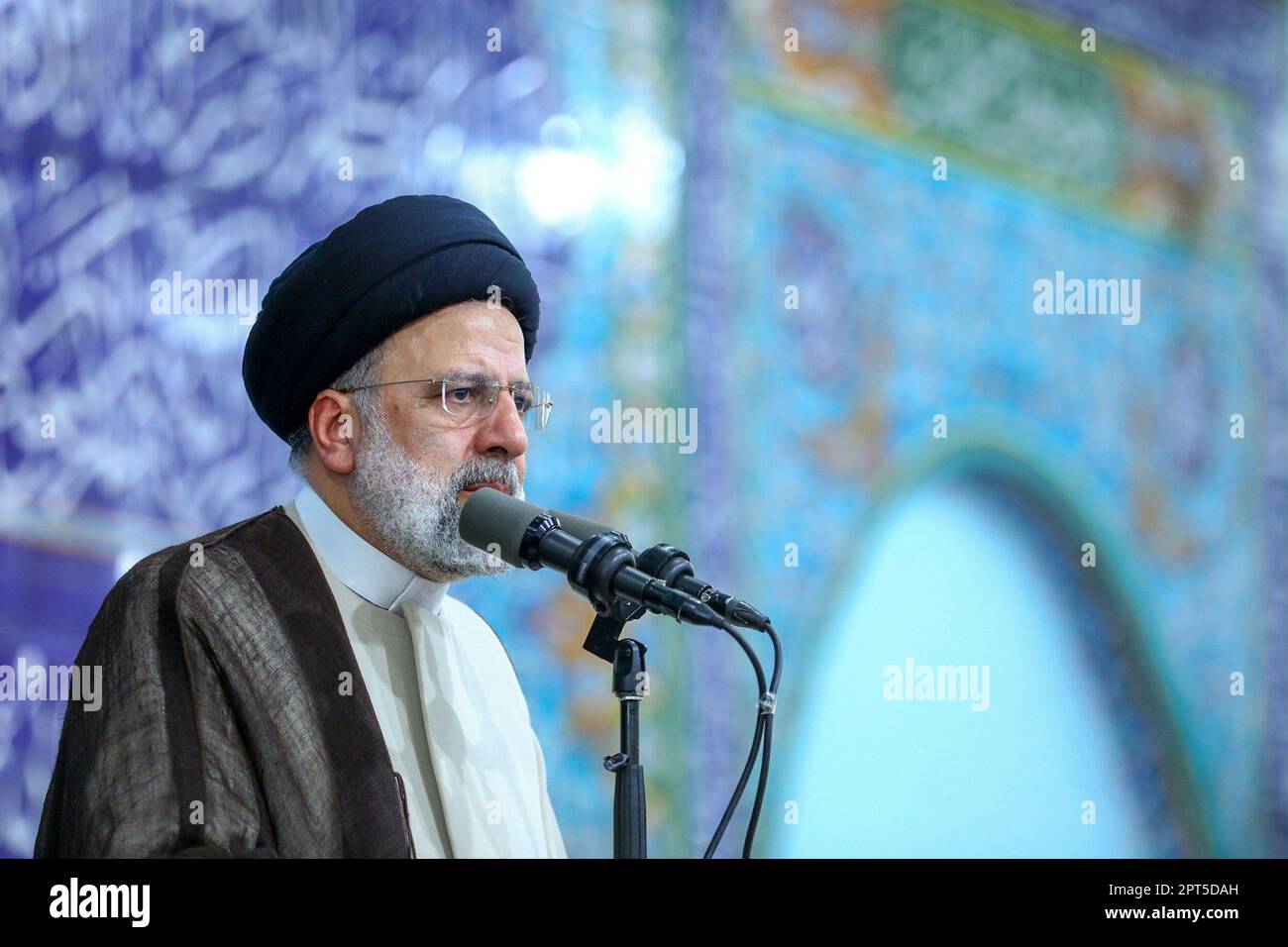 Andimeshk, Khuzestan, Iran. 27th Apr, 2023. Il presidente iraniano EBRAHIM RAISI parla tra la gente di Andimhisk City. Sottolineando che oggi il governo sta cercando di neutralizzare e rimuovere sanzioni su due fronti con l'aiuto della popolazione, ha aggiunto, ''il governo, con l'aiuto di voi popolo, non permetterà il minimo rallentamento del movimento del paese verso l'indipendenza economica, la produzione, gli investimenti, e il progresso economico. (Credit Image: © Iranian Presidency via ZUMA Press Wire) SOLO PER USO EDITORIALE! Non per USO commerciale! Foto Stock