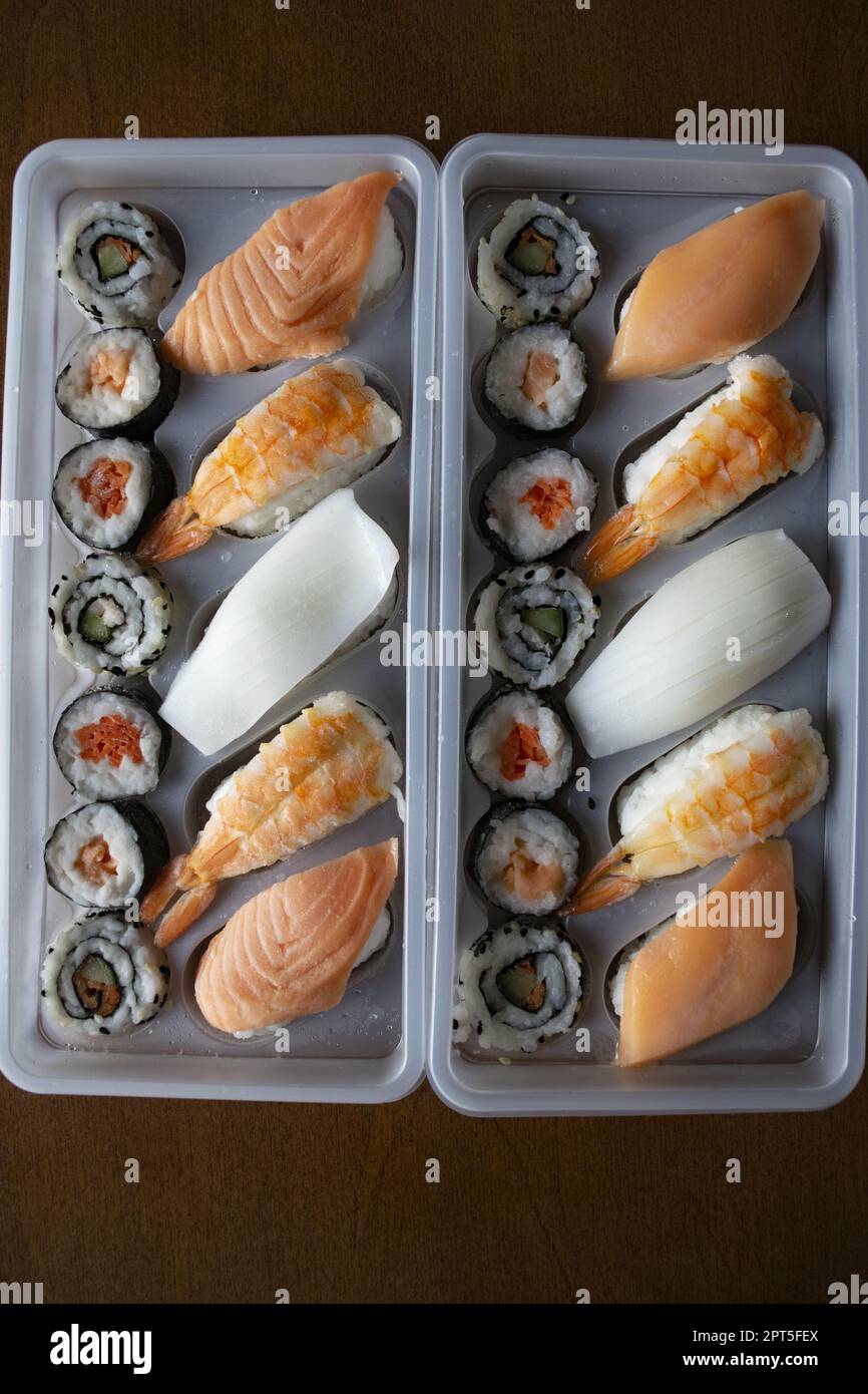 Varietà di sushi giapponesi con nigiri e maki Foto Stock