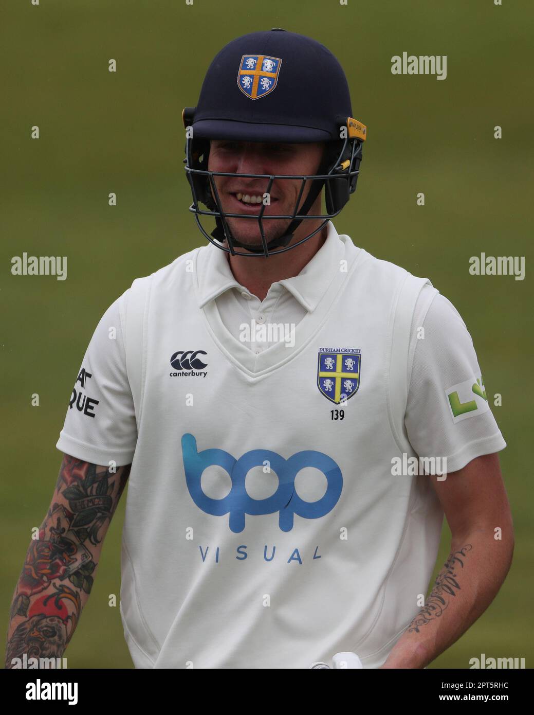 Brydon Carse di Durham durante la partita del LV= County Championship tra Durham e Derbyshire al Seat Unique Riverside, Chester le Street giovedì 27th aprile 2023. (Foto: Mark Fletcher | NOTIZIE MI) Credit: NOTIZIE MI & Sport /Alamy Live News Foto Stock