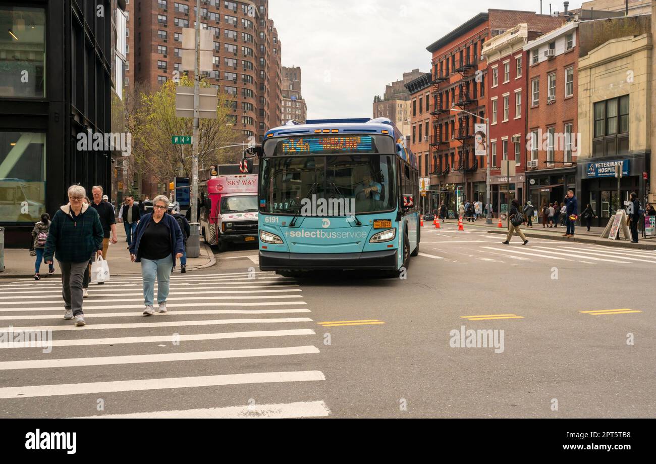 L'autobus NYCTA gira sulla West 14th Street dall'Ottava Avenue nel Greenwich Village di New York giovedì 6 aprile 2023. (© Richard B. Levine) Foto Stock