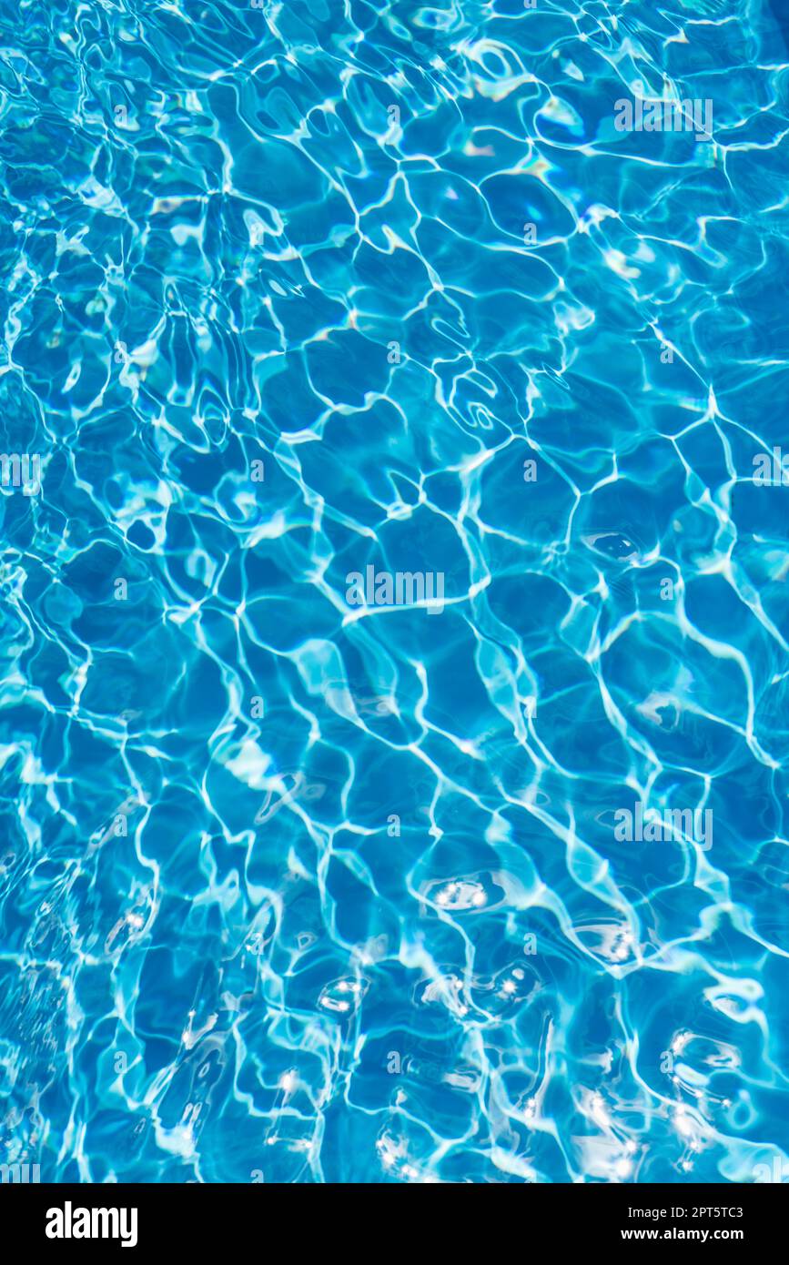 Superficie d'acqua blu ondulata con riflessi, piscina Foto Stock