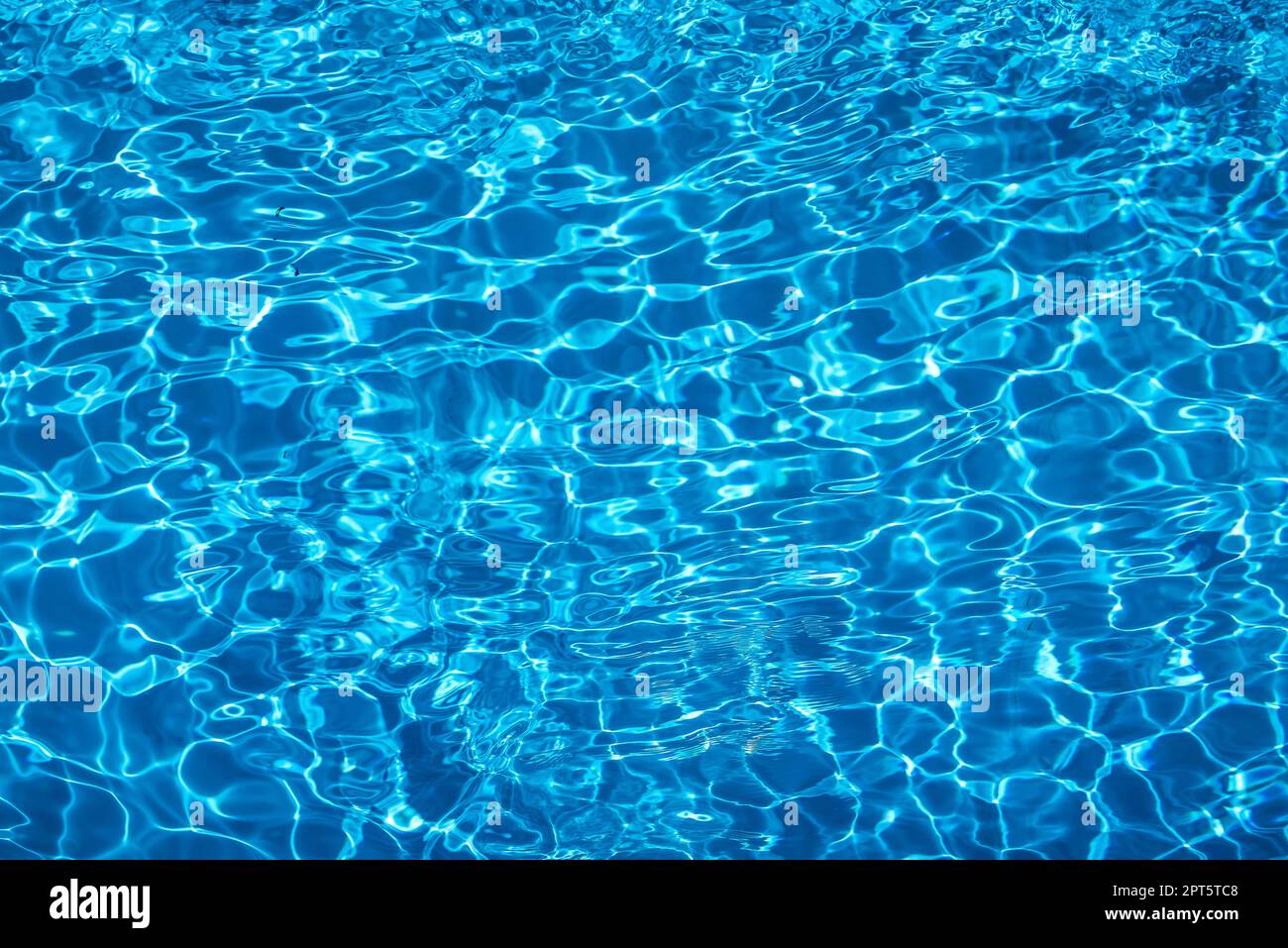 Superficie d'acqua blu ondulata con riflessi, piscina Foto Stock