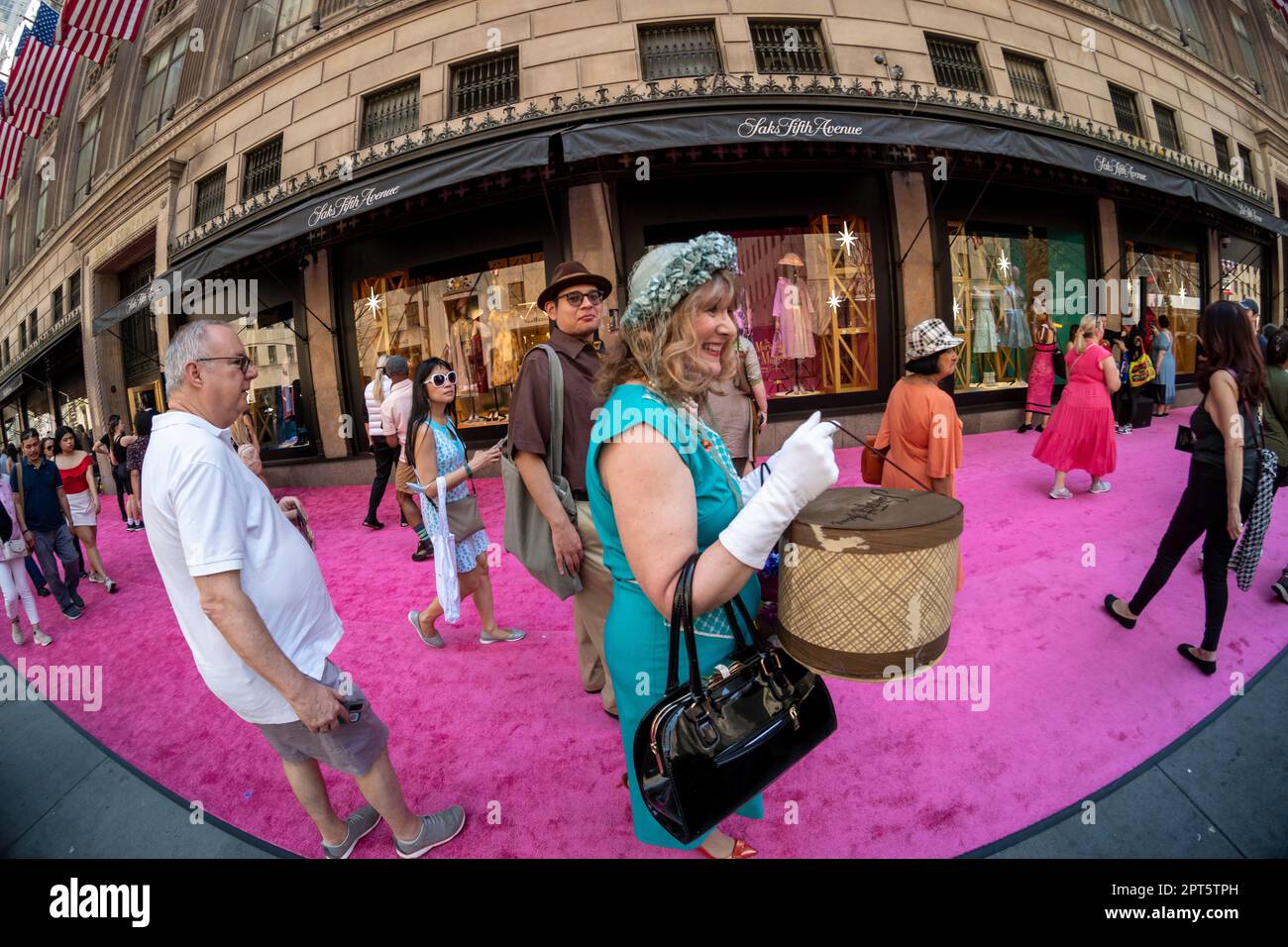 Orde di tifosi e passer-by throng Fifth Avenue per un'ampia attivazione del  marchio che promuove la quinta e ultima stagione della serie Amazon prime  Video “The Marvelous Mrs Maisel”, a New York