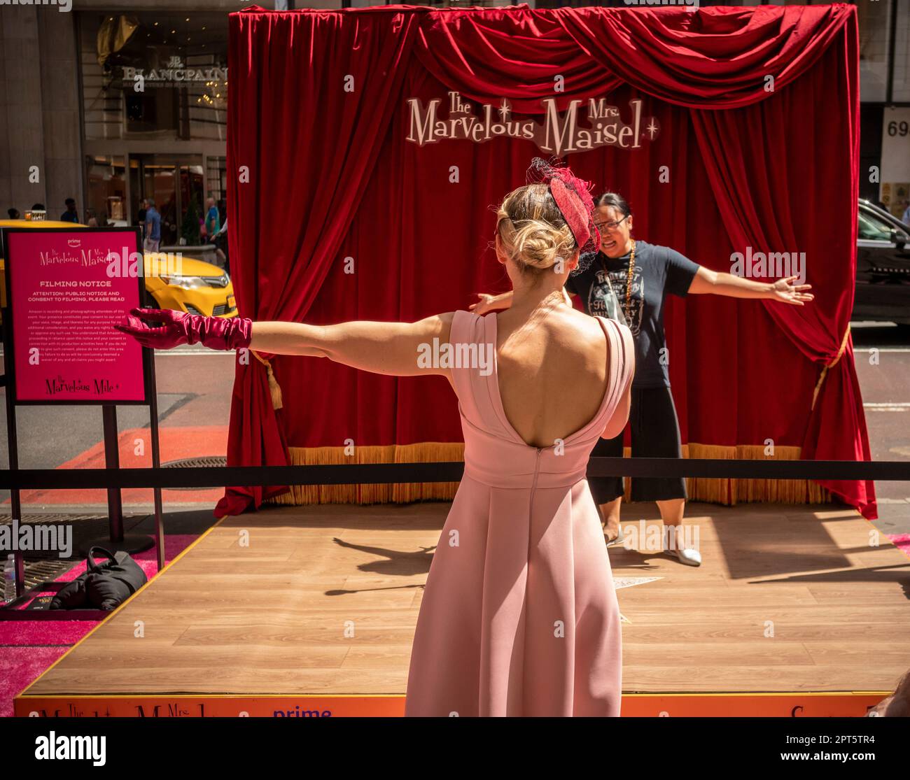 Orde di tifosi e passer-by throng Fifth Avenue per un'ampia attivazione del marchio che promuove la quinta e ultima stagione della serie Amazon prime Video “The Marvelous Mrs Maisel”, a New York venerdì 14 aprile 2023. L'attivazione, su quello che chiamano il “Marvelous Mile” comprendeva numerose fotografie, biscotti rosa e bianchi, una mostra di abbigliamento d'epoca a Saks Fifth Avenue tra le altre attività. (© Richard B. Levine) Foto Stock