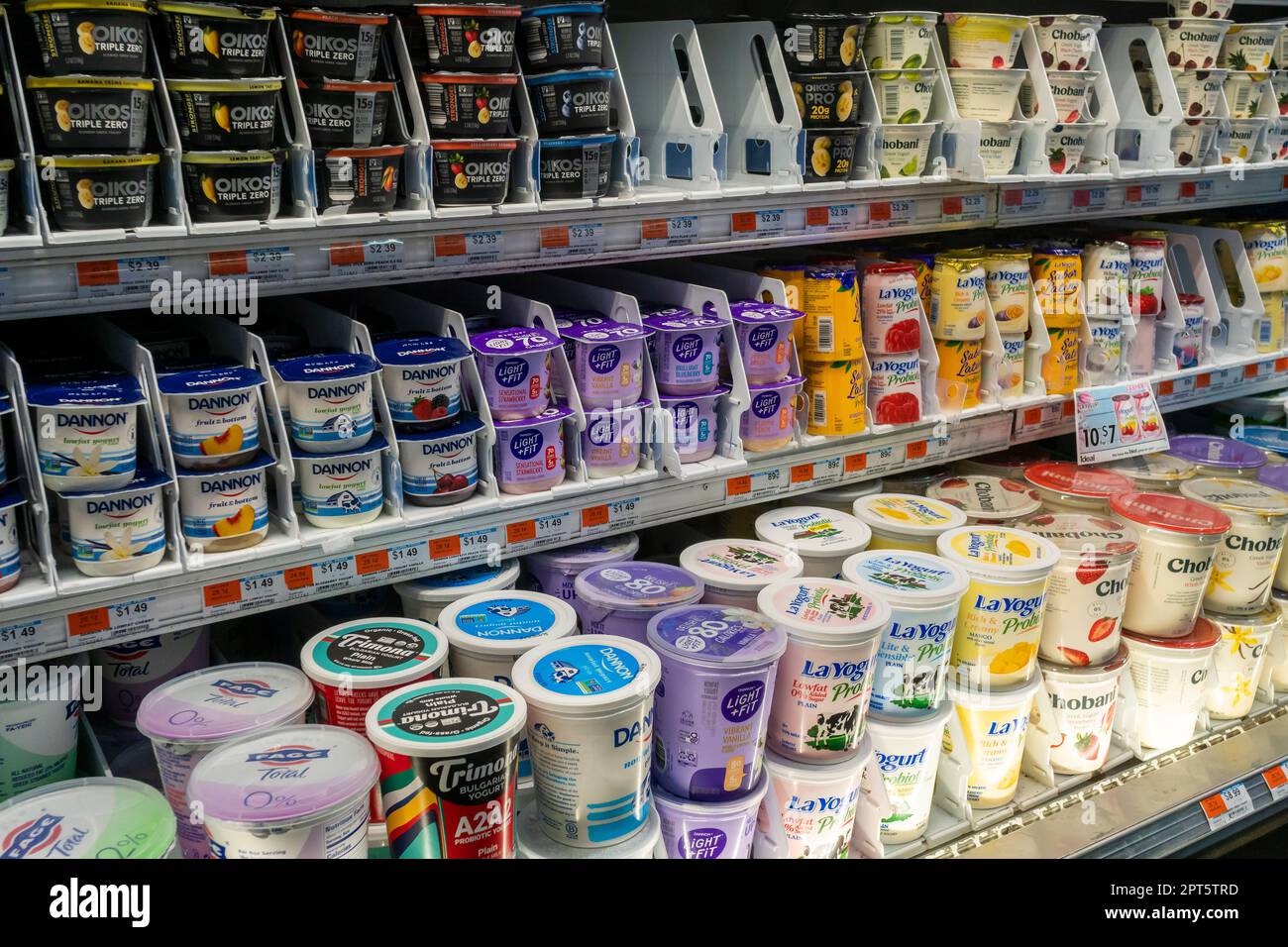 Una selezione di varie marche di yogurt in un supermercato a New York Mercoledì, 12 aprile 2023. (© Richard B. Levine) Foto Stock