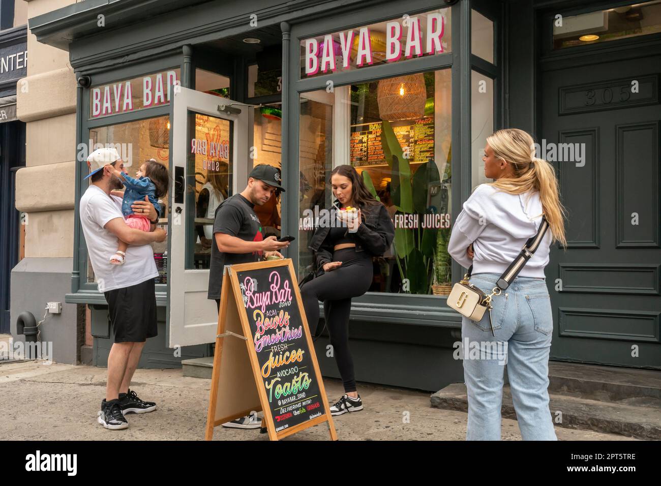 Grande apertura di una filiale della catena Baya Bar a Soho a New York il sabato 15 aprile 2023. Il franchising acai smoothie, iniziato dall'ex Wall Streeter Bill Loesch ha 25 sedi con piani di espansione, (© Richard B. Levine) Foto Stock