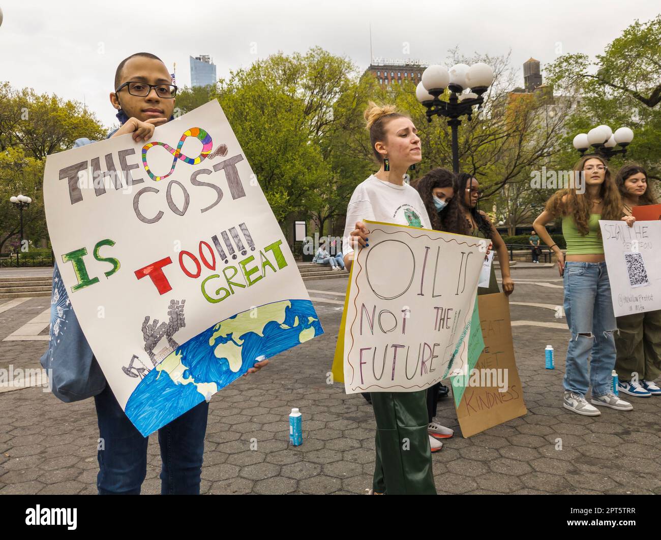 I manifestanti si riuniscono a Union Square Park il giorno della Terra, sabato 22 aprile 2023, per manifestare contro il progetto Willow di ConocoPhillips, un’impresa di trivellazione petrolifera in Alaska. (© Frances M. Roberts) Foto Stock