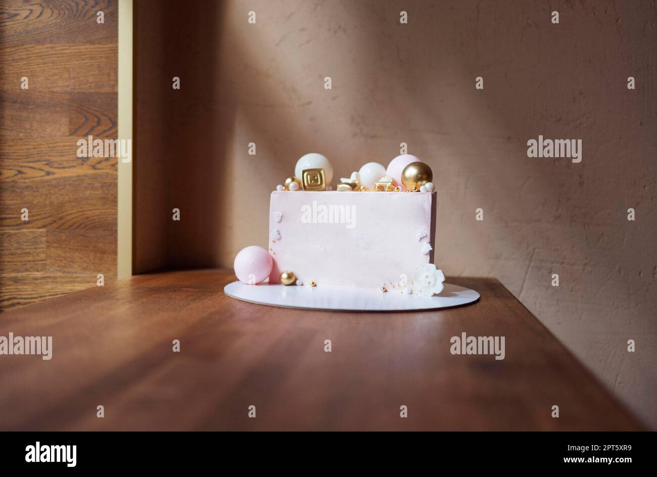 Mezza torta di frutta. Styling degli alimenti. pezzo di torta con frutti di bosco. Torta di arachidi. Dessert con frutti di bosco. fragole nel decor e oro Foto Stock