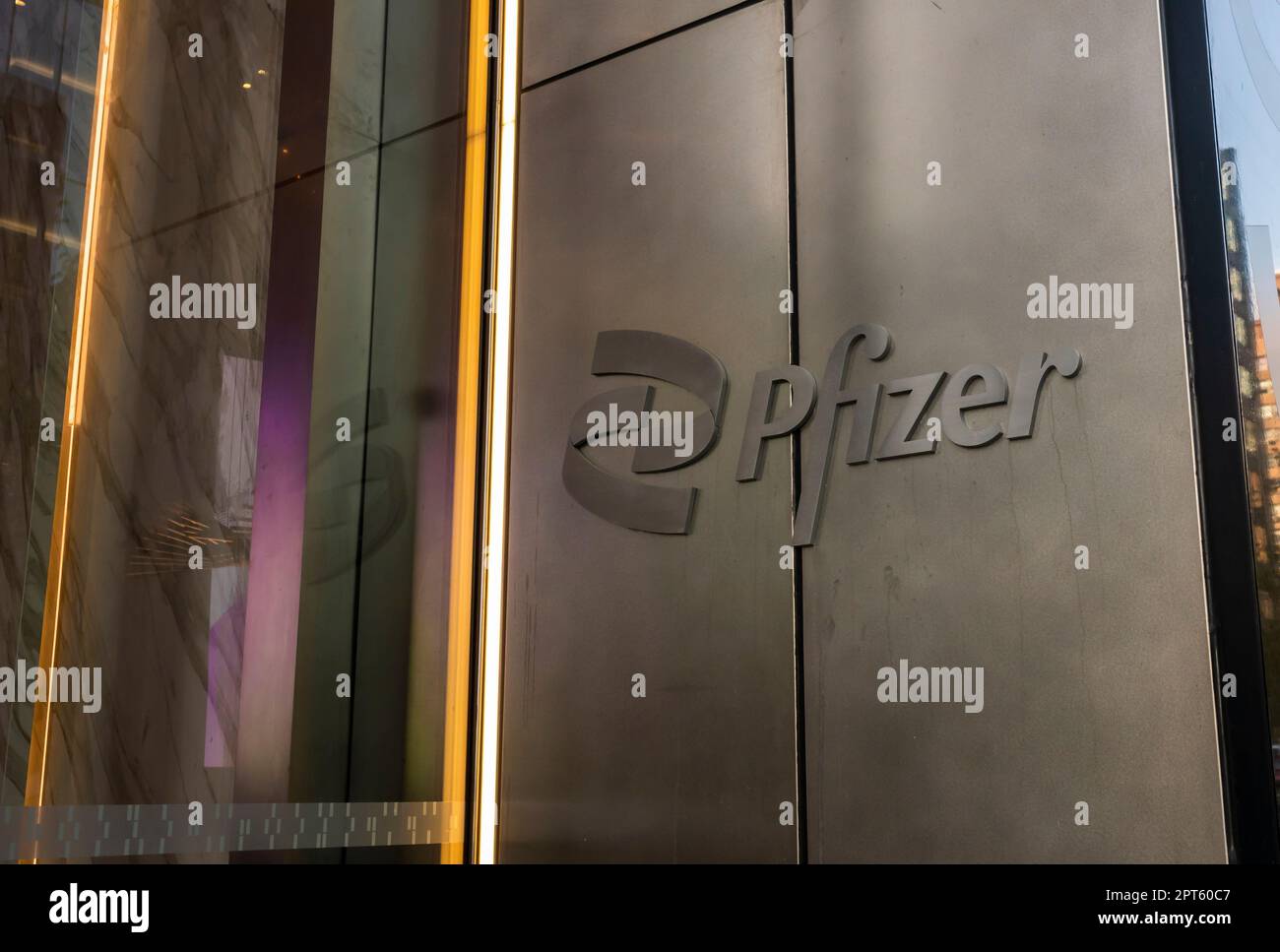 Logo all'esterno della sede centrale mondiale di Pfizer al 66 di Hudson Boulevard nello sviluppo dei cantieri di Hudson a New York lunedì 17 aprile 2023. (© Richard B. Levine) Foto Stock