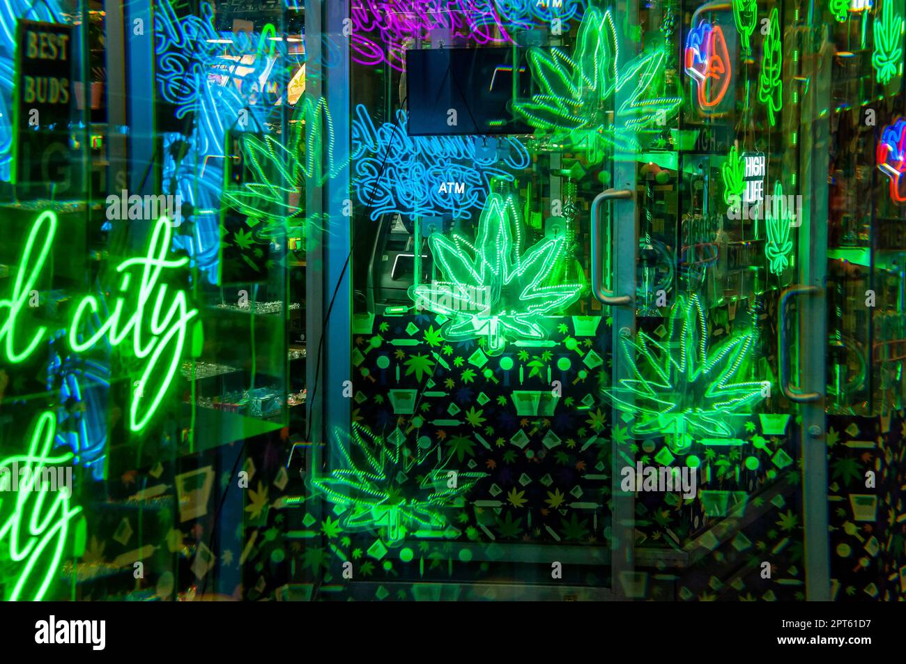 Un minimarket di cannabis a Midtown Manhattan a New York pubblicizza la sua vendita di prodotti correlati alla cannabis, visto mercoledì 26 aprile 2023. Fotografato con un filtro a prisma. ( © Richard B. Levine) Foto Stock