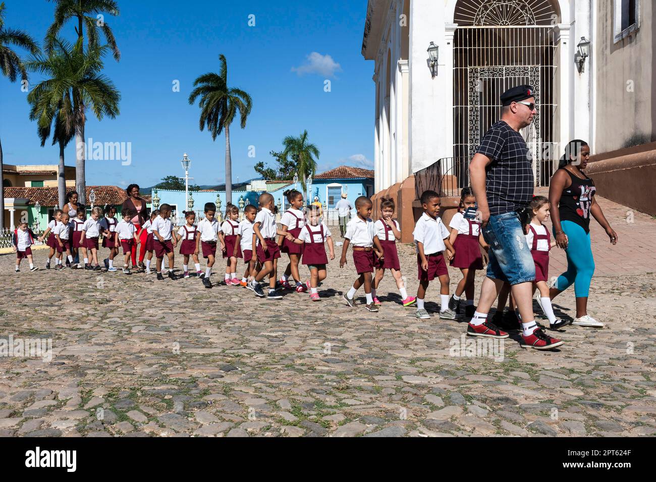Scolari, insegnanti, Plaza Mayor, Trinidad, Cuba Foto Stock