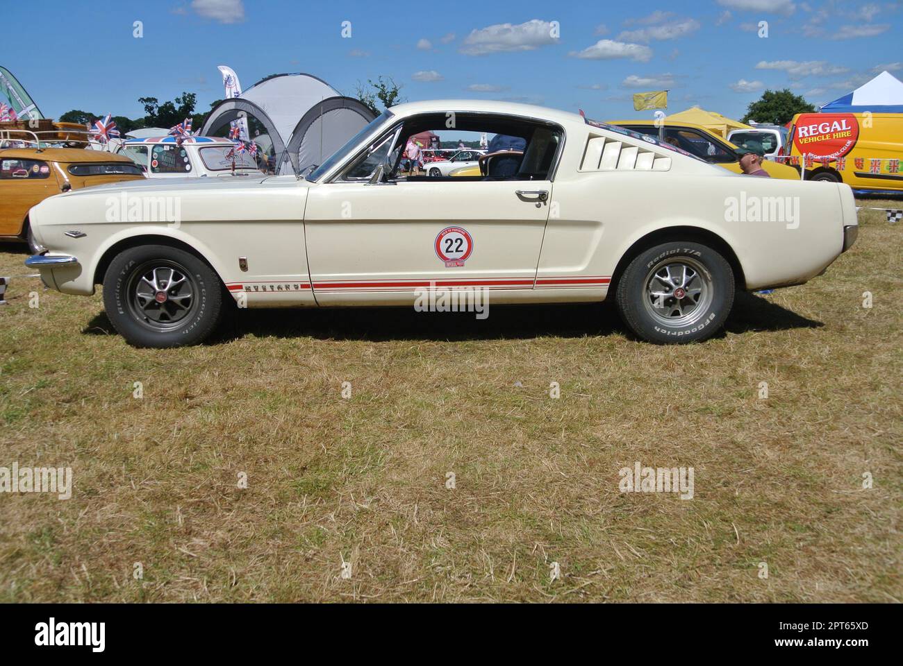 Una Ford Mustang 289 Fastback del 1965 parcheggiata in mostra al 47th Historic Vehicle Gathering, Powderham, Devon, Inghilterra, Regno Unito. Foto Stock