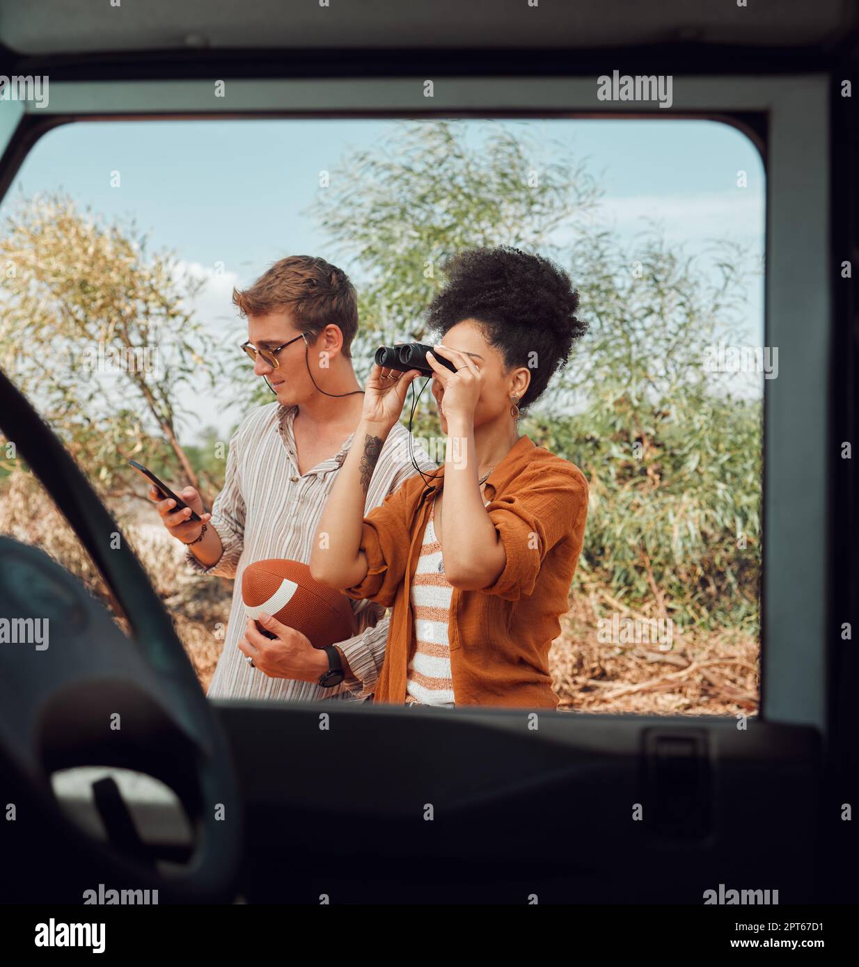 Coppia di finestre, auto e diversità in viaggio per esplorare Australia safari, campagna o natura all'aperto. Binoculare, avventura di trasporto Foto Stock