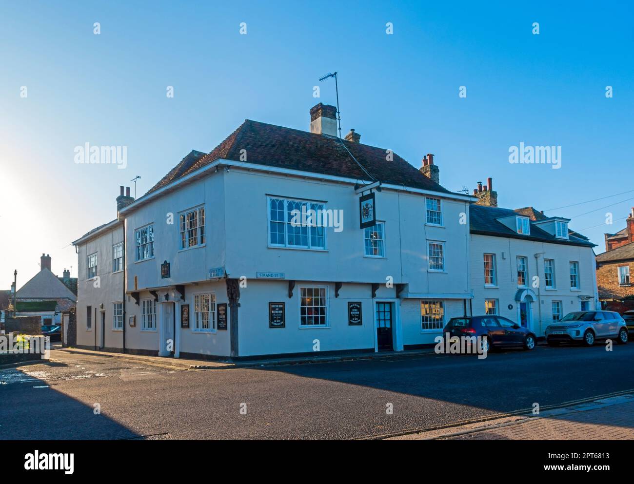 Sandwich, Kent. The Kings Arms, all'angolo tra Strand Street e St Marys. Il 16th ° secolo Grade II pub è uno dei numerosi storico osterie stil Foto Stock