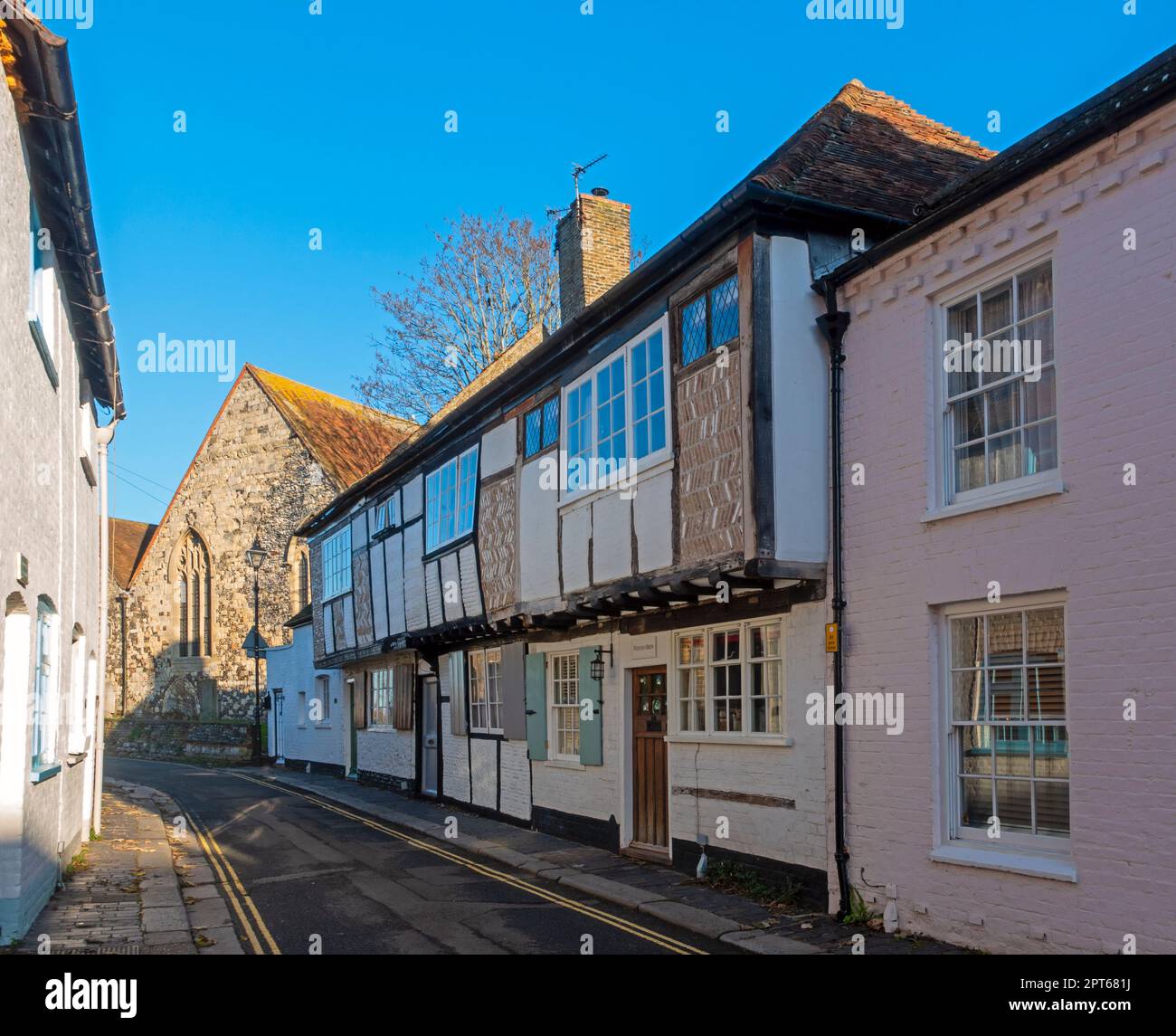 Sandwich, Kent. Case storiche fiancheggiano la stretta Church Street, St Marys, nell'affascinante città. Foto Stock