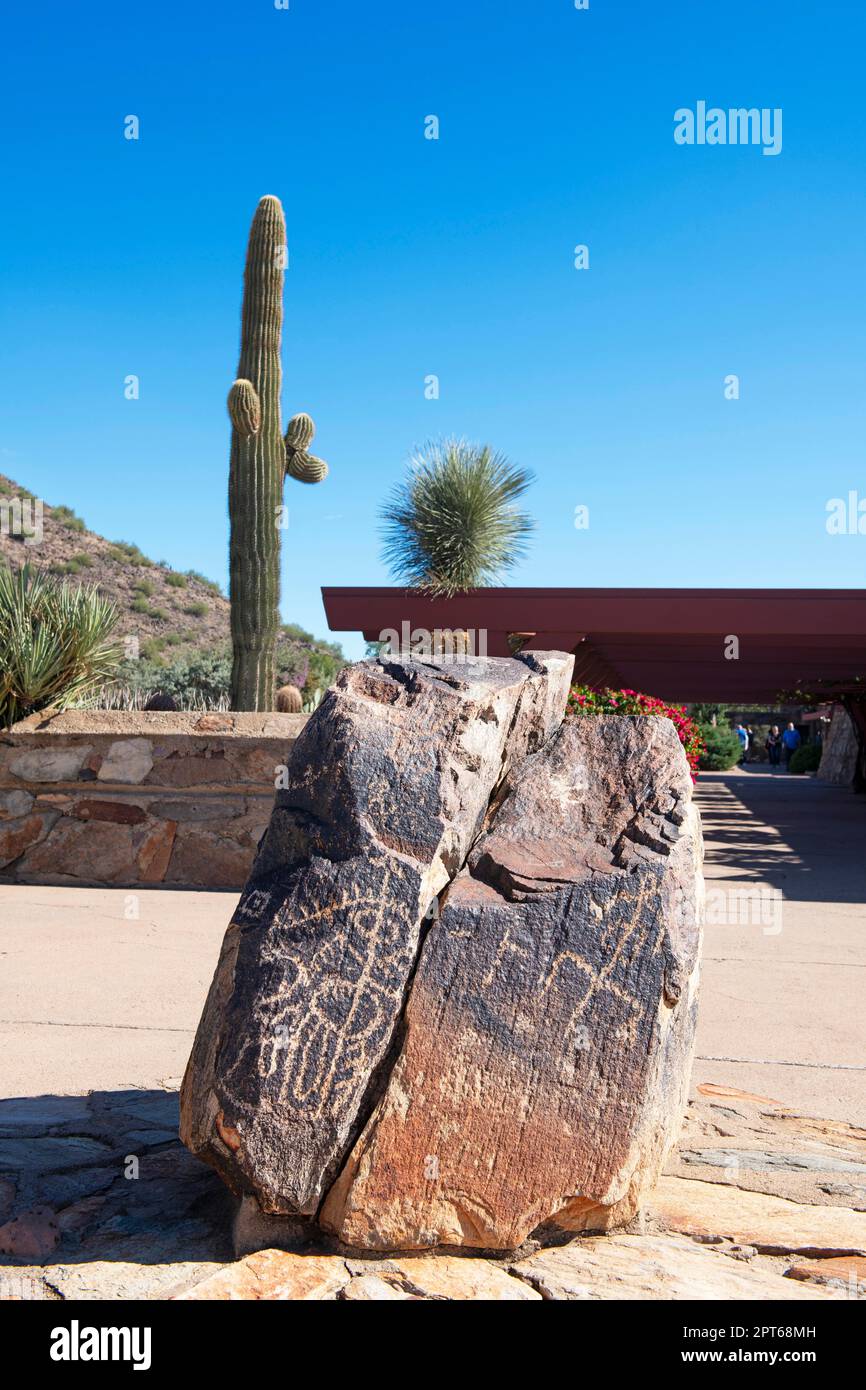 Pietra con sculture di roccia indiane, Frank Lloyd Wright Taliesin West Museum, Scottsdale, Arizona, USA Foto Stock