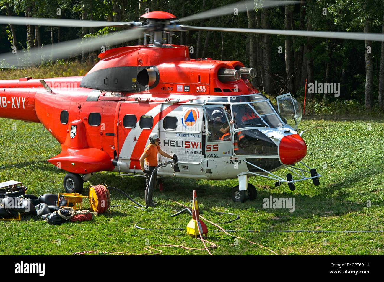 Elicottero da trasporto multiuso AS 332 Super Cougar C1 della Heliswiss International AG in rifornimento, Vallese, Svizzera Foto Stock