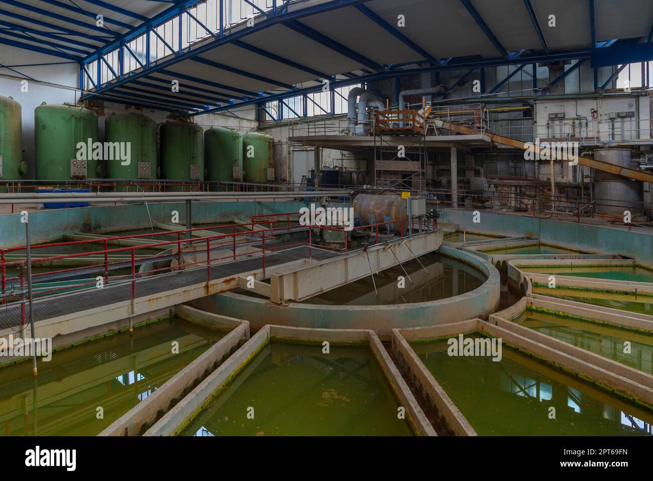 Impianto di purificazione dell'acqua in una ex fabbrica di carta, Lost Place, Baviera, Germania Foto Stock