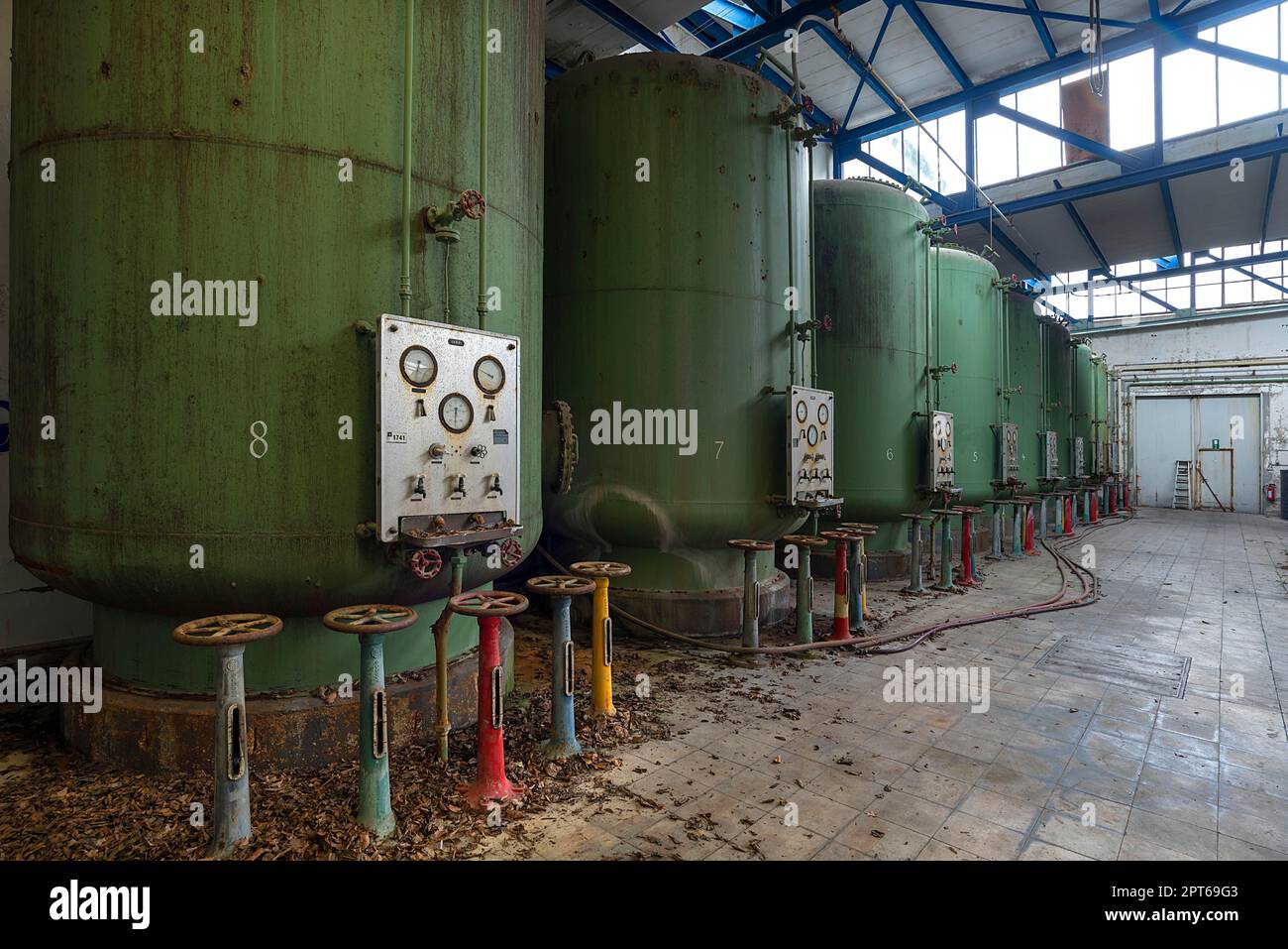Serbatoi d'acqua dell'impianto di depurazione dell'acqua in una ex fabbrica di carta, Lost Place, Baden-Wuerttemberg, Germania Foto Stock