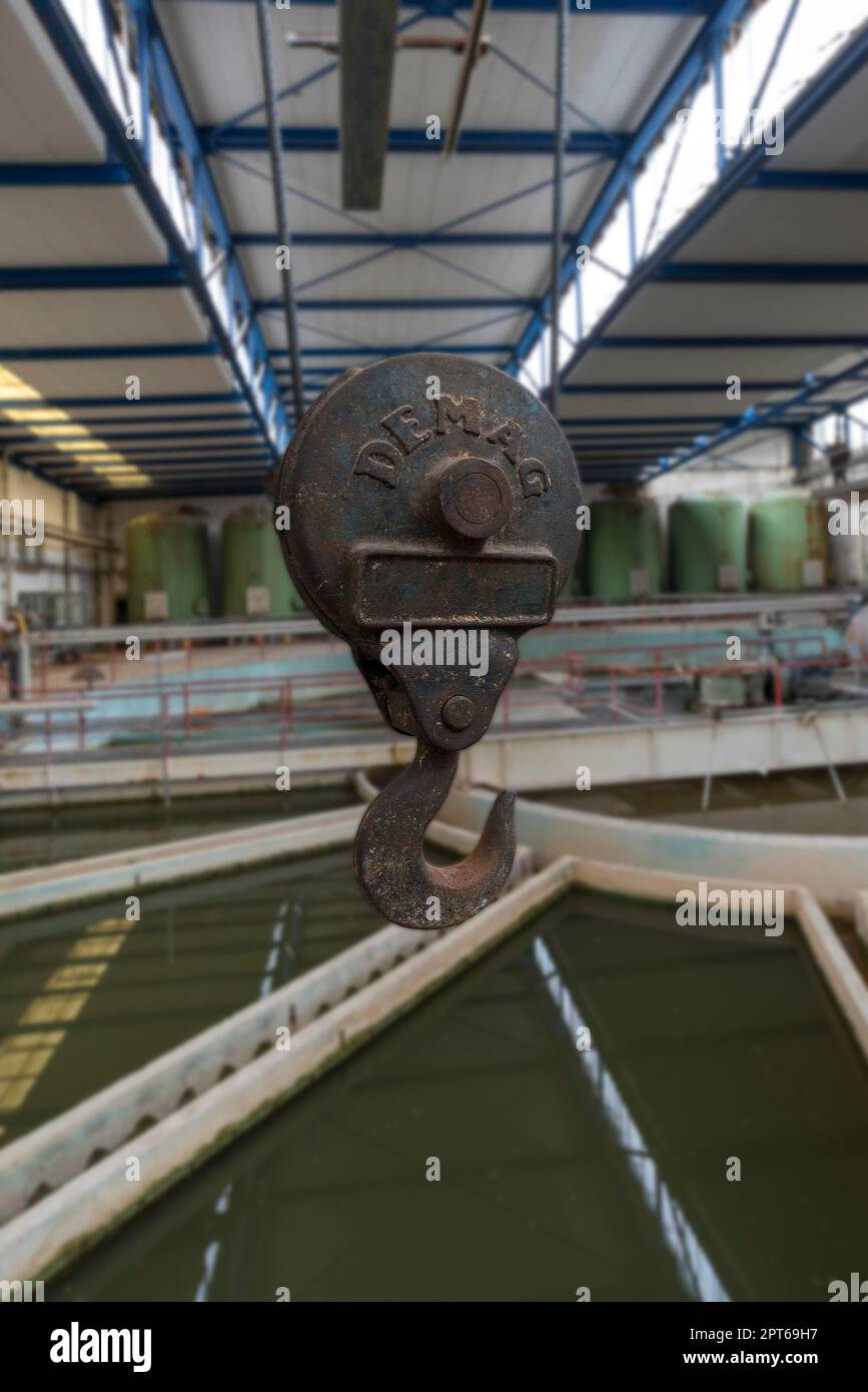 Gancio di carico in un impianto di trattamento delle acque di una ex fabbrica di carta, Lost Place, Baviera, Germania Foto Stock